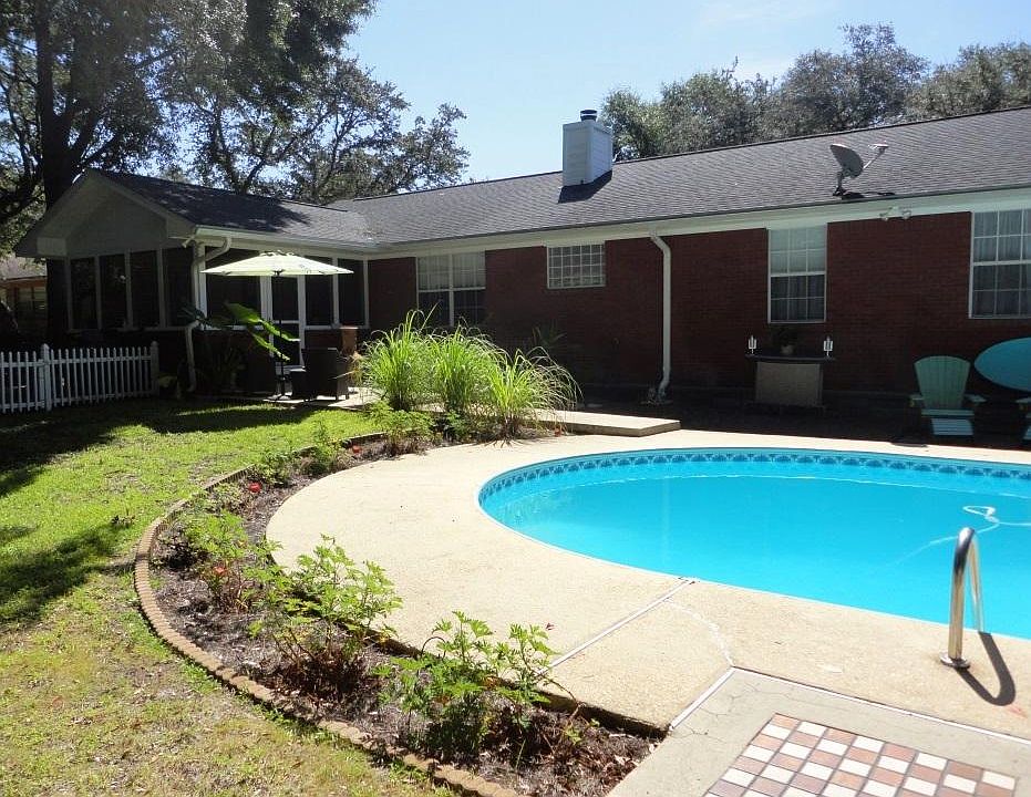 1st image of 4 Dogwood Dr
