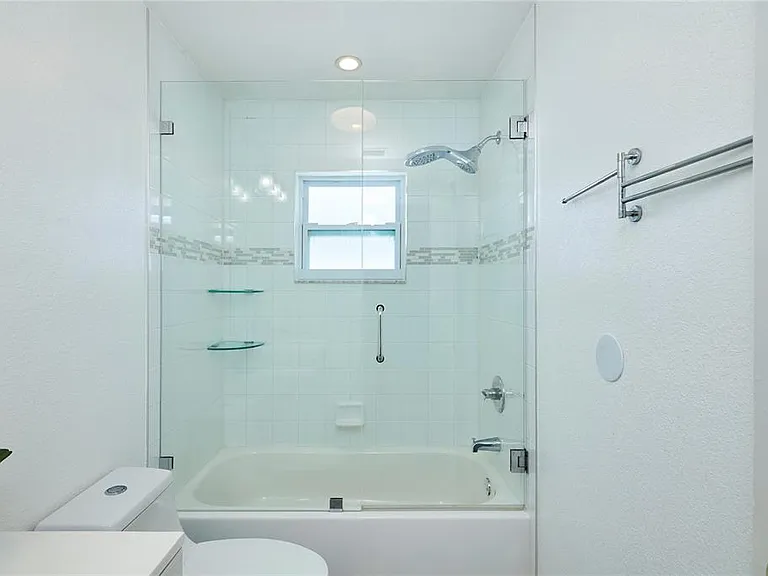 6804 N Hubert Ave — Photo 26