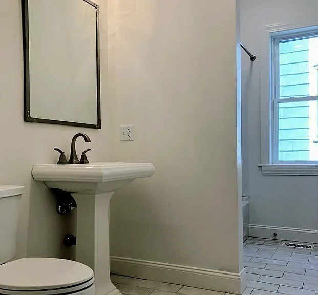 Full ensuite bathroom (main bedroom)