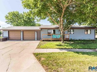921 W 1st Ave, Lennox, SD 57039