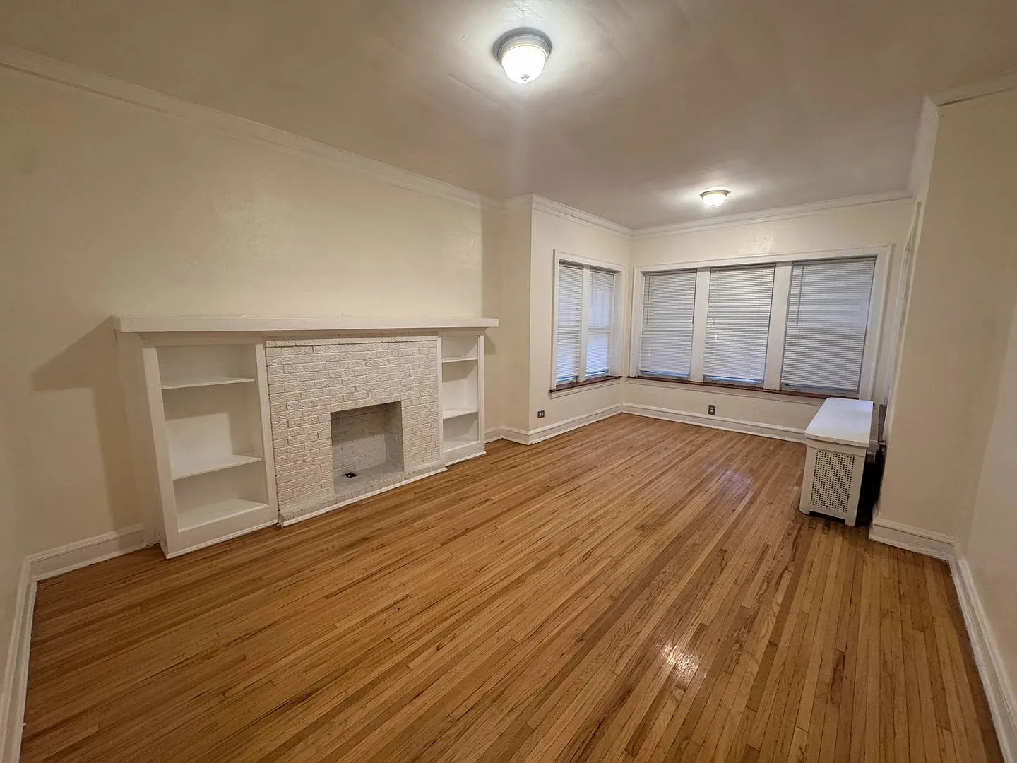 8046 S Langley Avenue — Photo 1