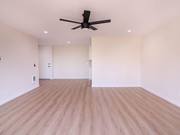 4th image of 6455 La Jolla Blvd Unit 110