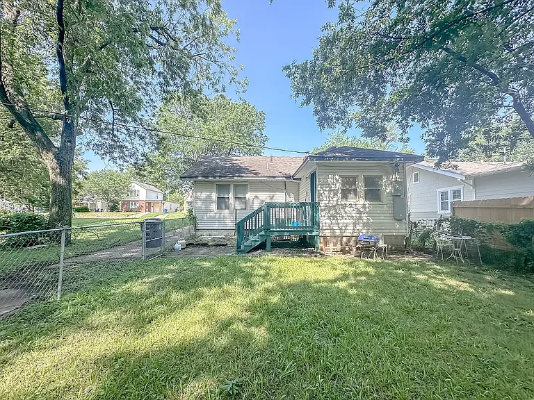 219 S Florence Ave — Photo 18