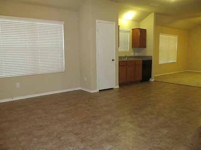 4 bed, 2.0 bath, 2050 sqft, $2,090 — Photo 4