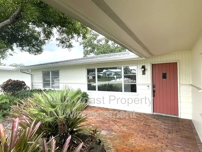 2253 Valencia Dr — Photo 3