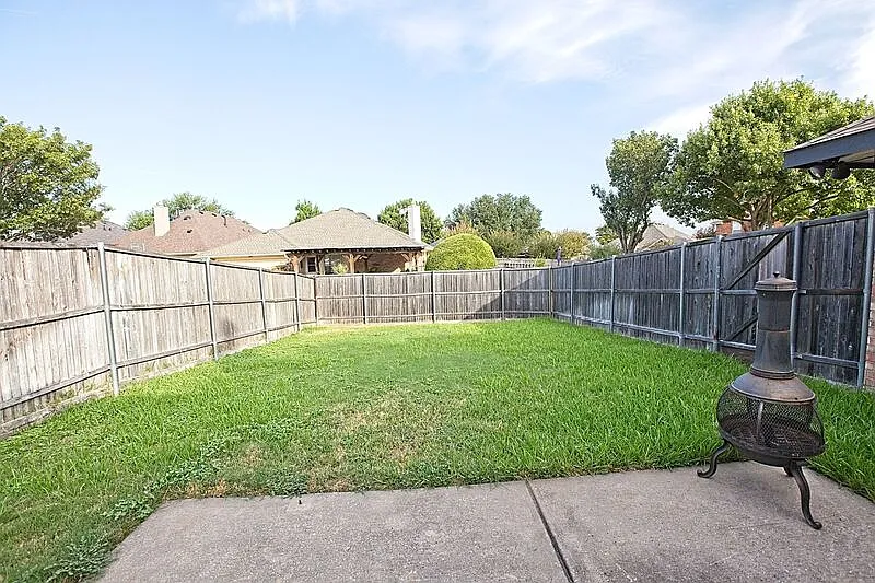3 bed, 2.0 bath, 1669 sqft, $2,200 — Photo 2