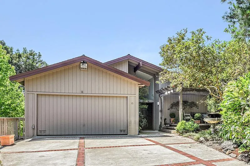10 Abbott Way photo 1