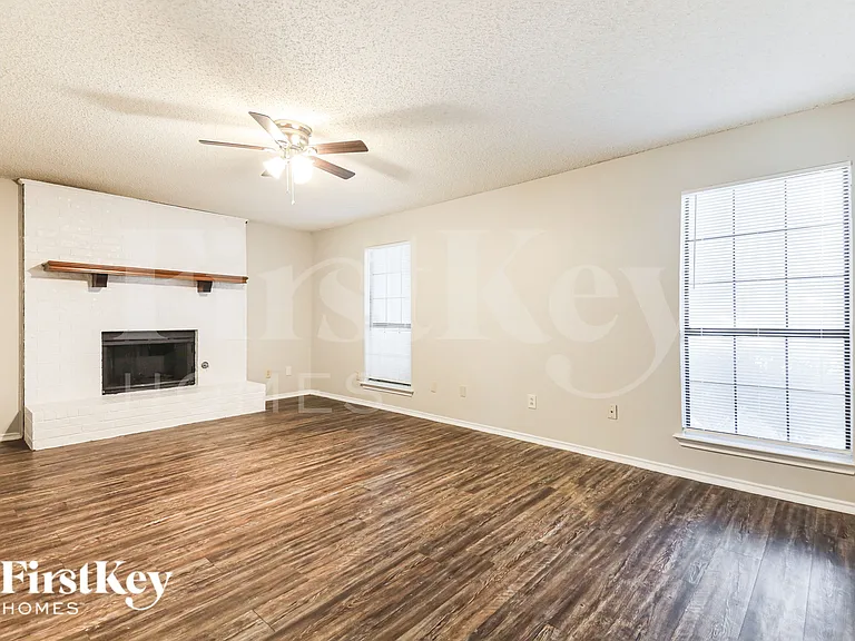 1403 Bradford Pl — Photo 2