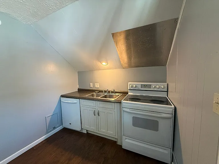 24 Davis Street — Photo 4