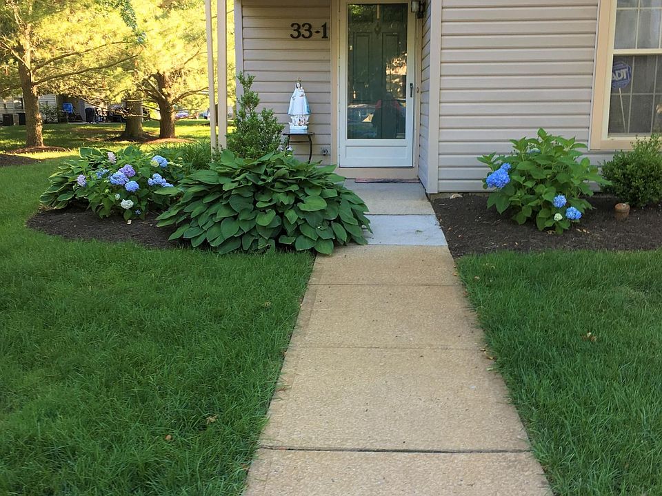 1st image of 33 Trumbull Dr APT 1