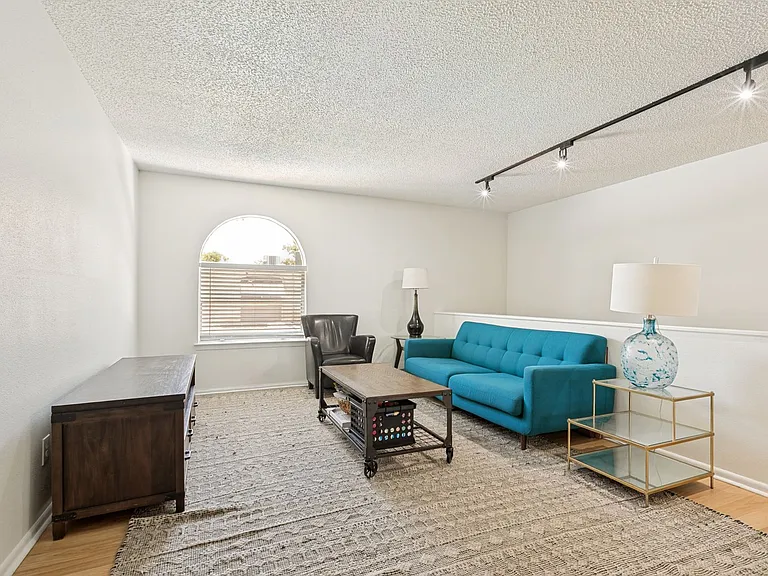 102 Vassar Ln #17 — Photo 2