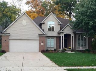 572 Woodhill Dr, Saline, MI 48176