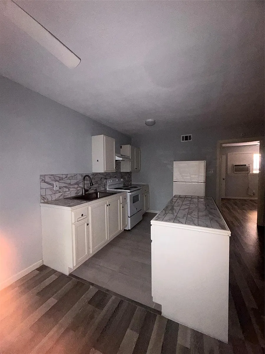 Photo 2 of 11 - 4626 Bell St #6 - Houston, TX Building Photo - 4626 Bell St #6