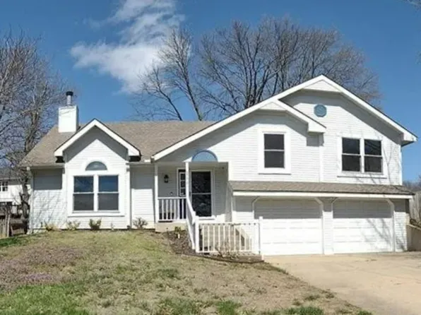 219 Jayhawk Ct, Lansing, KS 66043