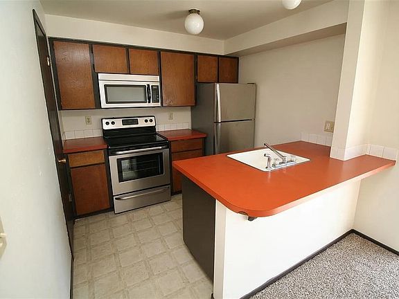 4th image of 6113-6117 N Addison St