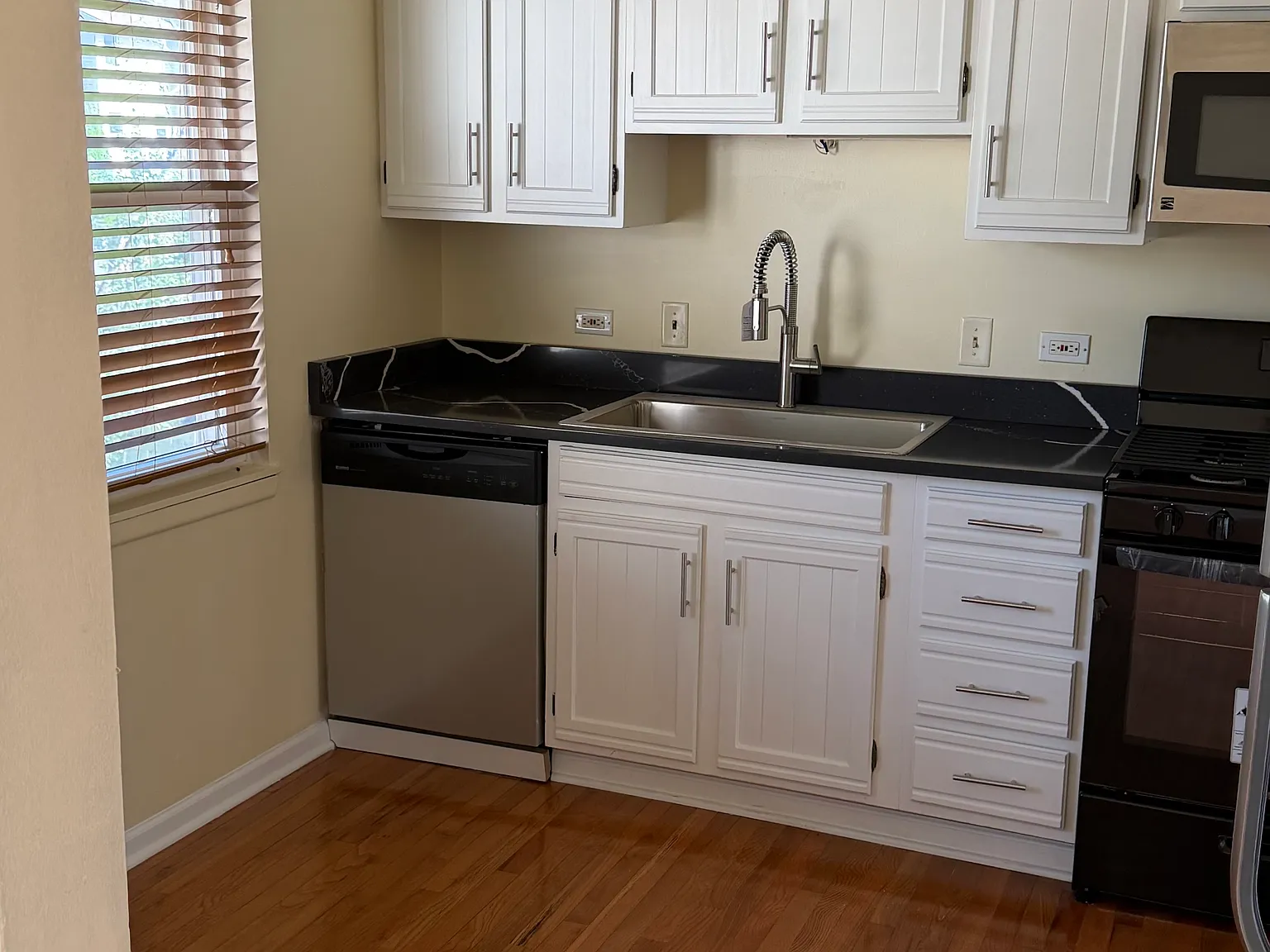 3 bed, 1075 sqft, $2,875 — Photo 4
