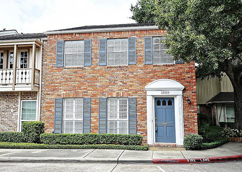 Front of lovely traditional 2-story town home on corner, cul-de-sac lot.