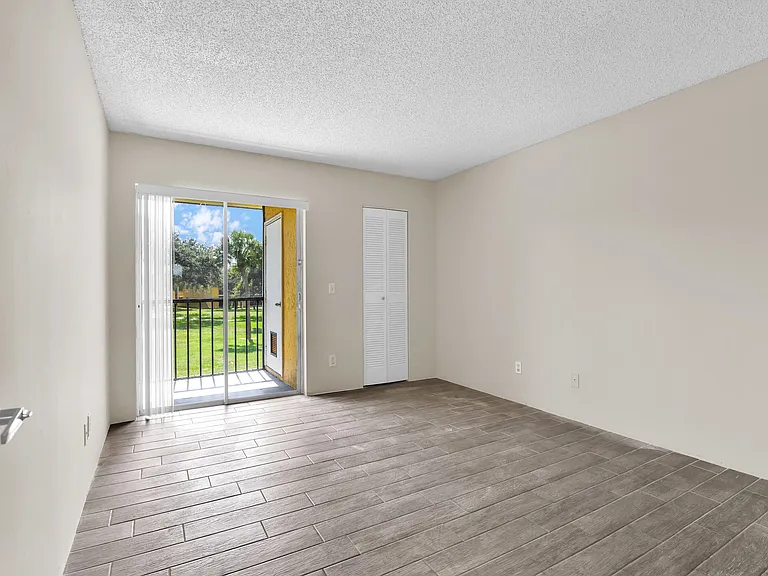414 Meadows Cir — Photo 3