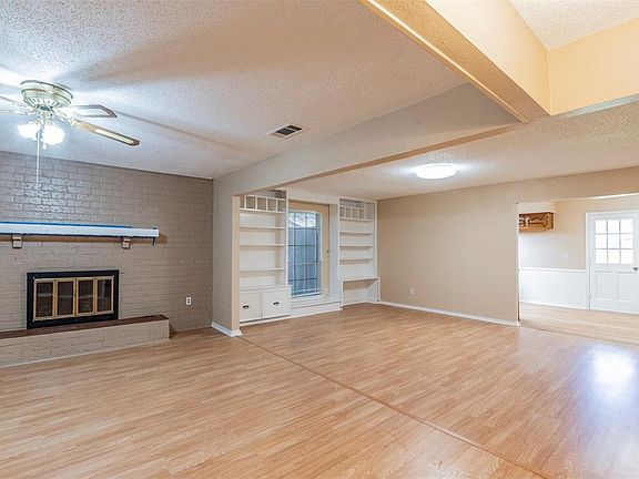 3rd image of 909 Easter Dr