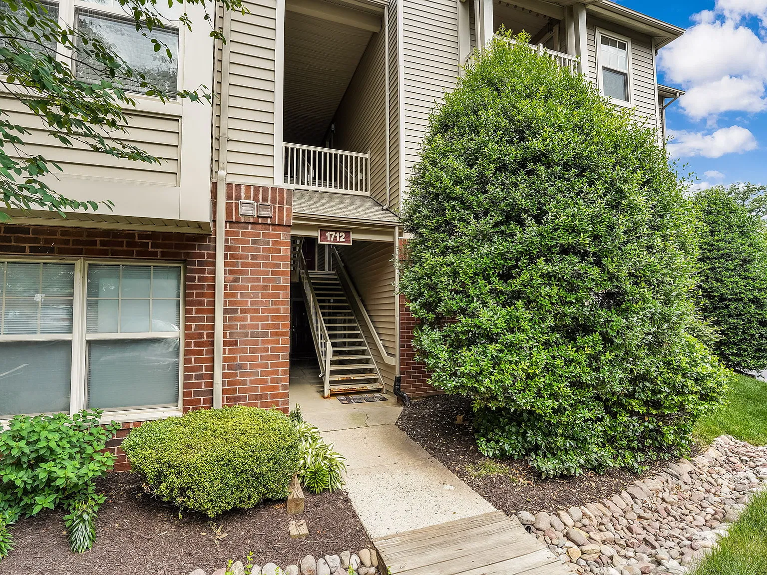 2 bed, 947 sqft, $2,300 — Photo 2