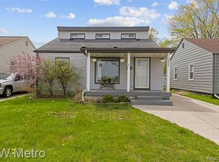 28825 Maplewood St, Garden City, MI 48135