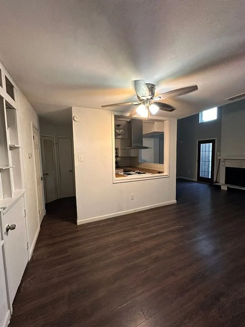 Charming 1 Bed 1.5 Bath Unit in Dallas! — Photo 4