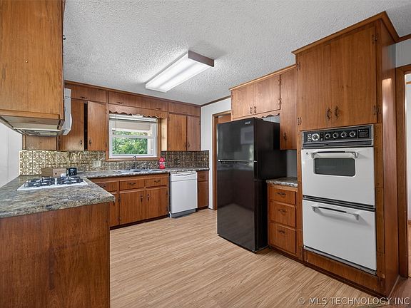 5th image of 220 E 20th St