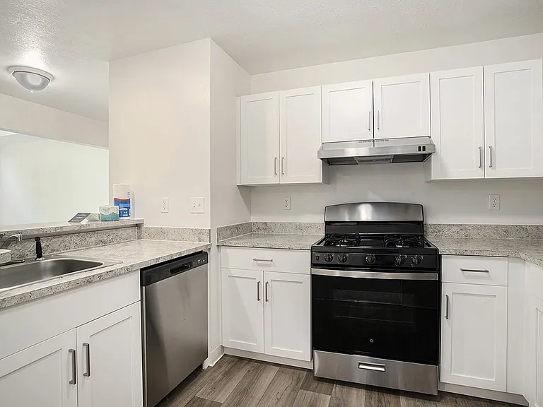 Pine Knoll Apartments — Photo 31