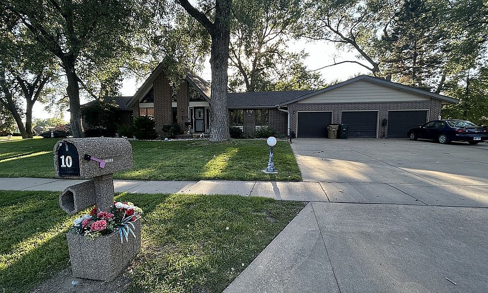 1st image of 10 Beechwood Ln