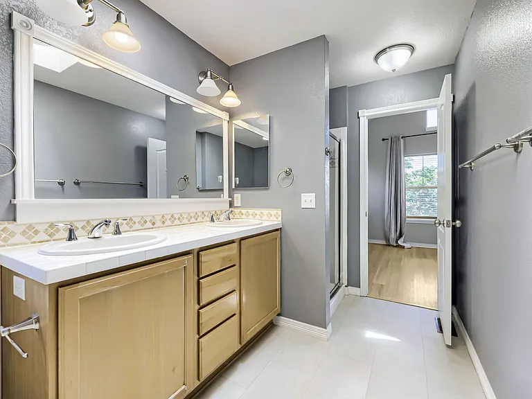 Master Bathroom w/ Tub