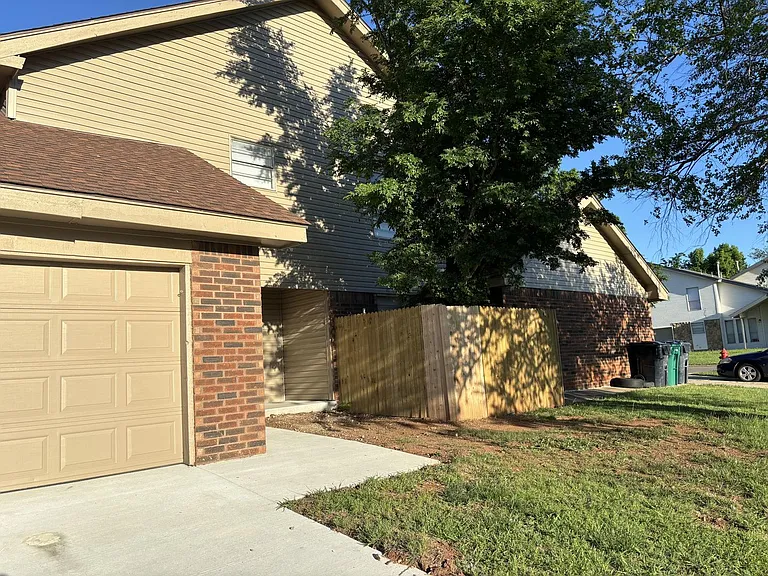 9006 N Rockwell Dr — Photo 3