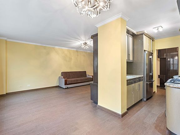 4th image of 2928 W 5th St APT 4T