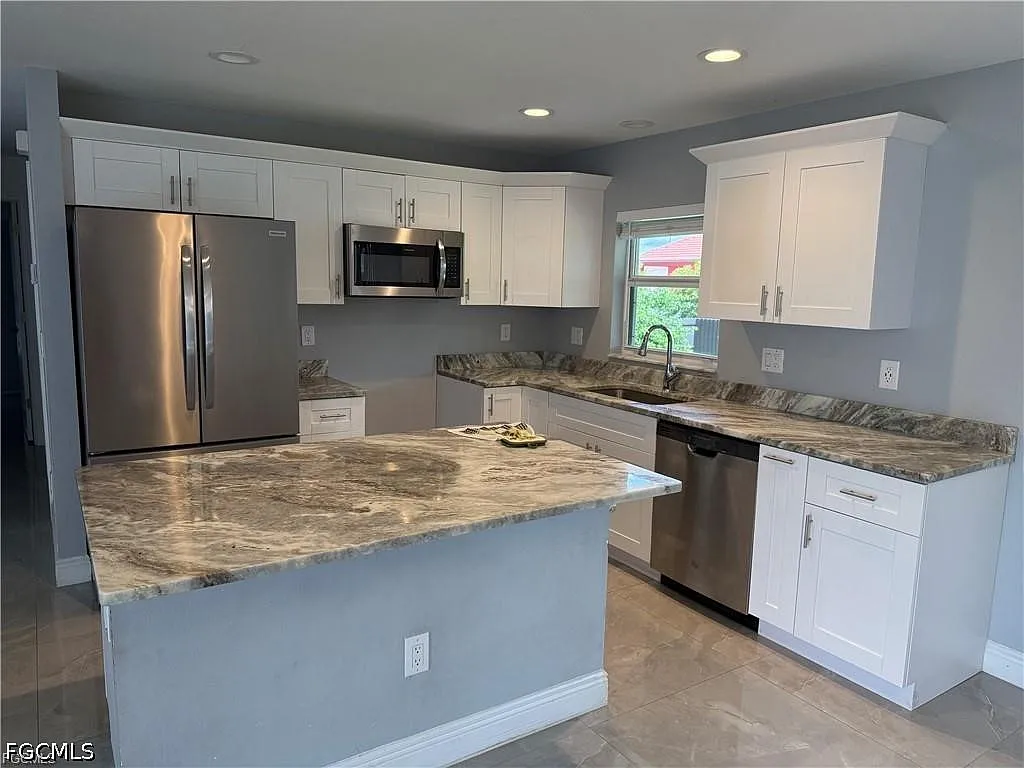 3 bed, 2.0 bath, 1291 sqft, $2,300 — Photo 4