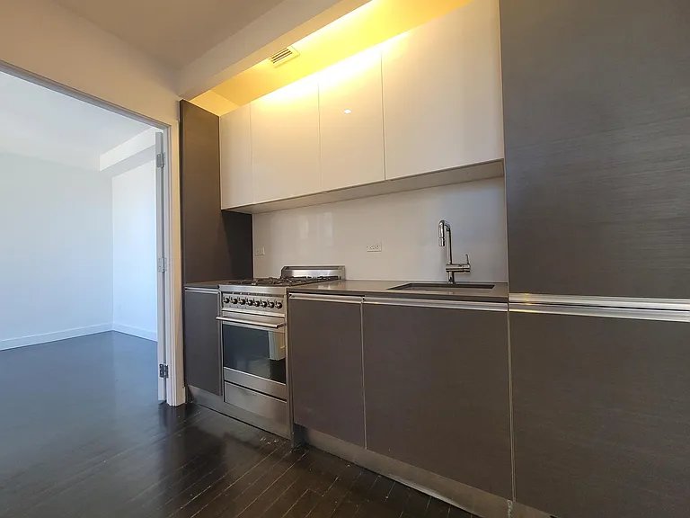 666 W End Ave #20AB — Photo 1