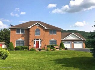 115 Pleasant Ridge Cir, Sugarloaf, PA 18249