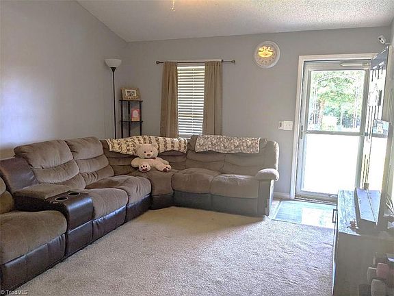 3rd image of 410 Willow Ct