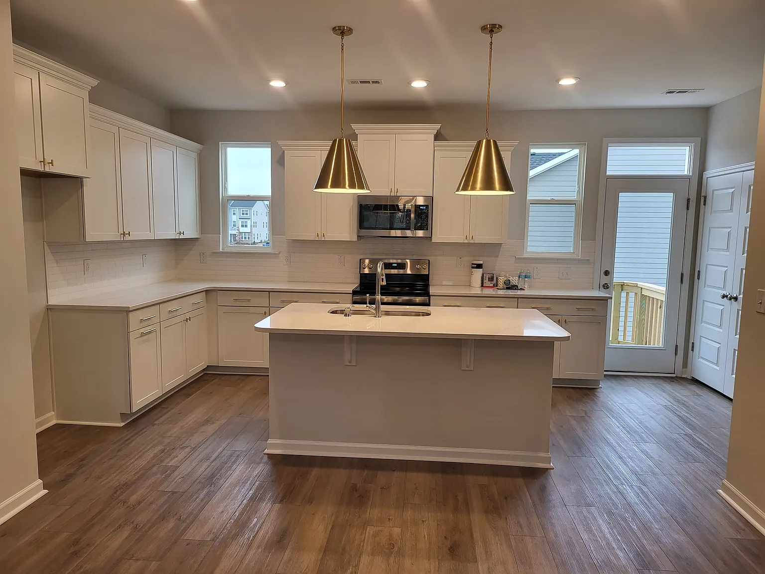 3 bed, 2200 sqft, $2,400 — Photo 2