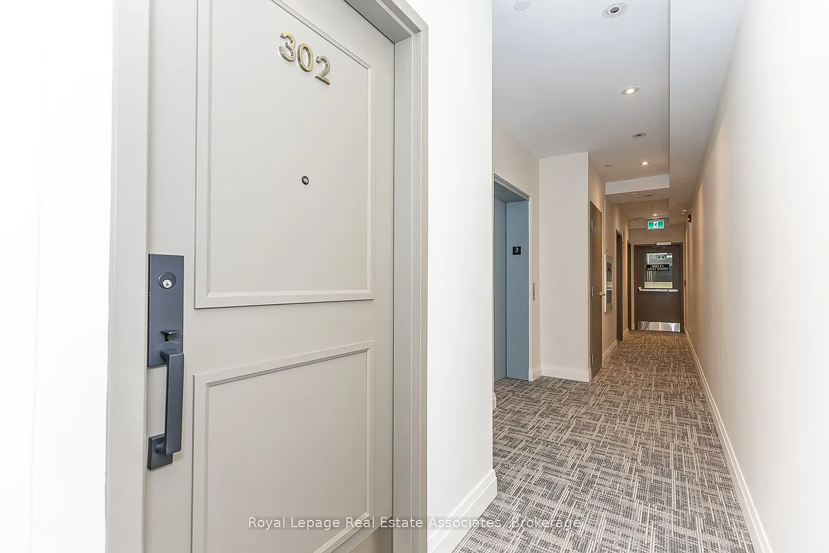 Building Photo - 1000 Bathurst St #302