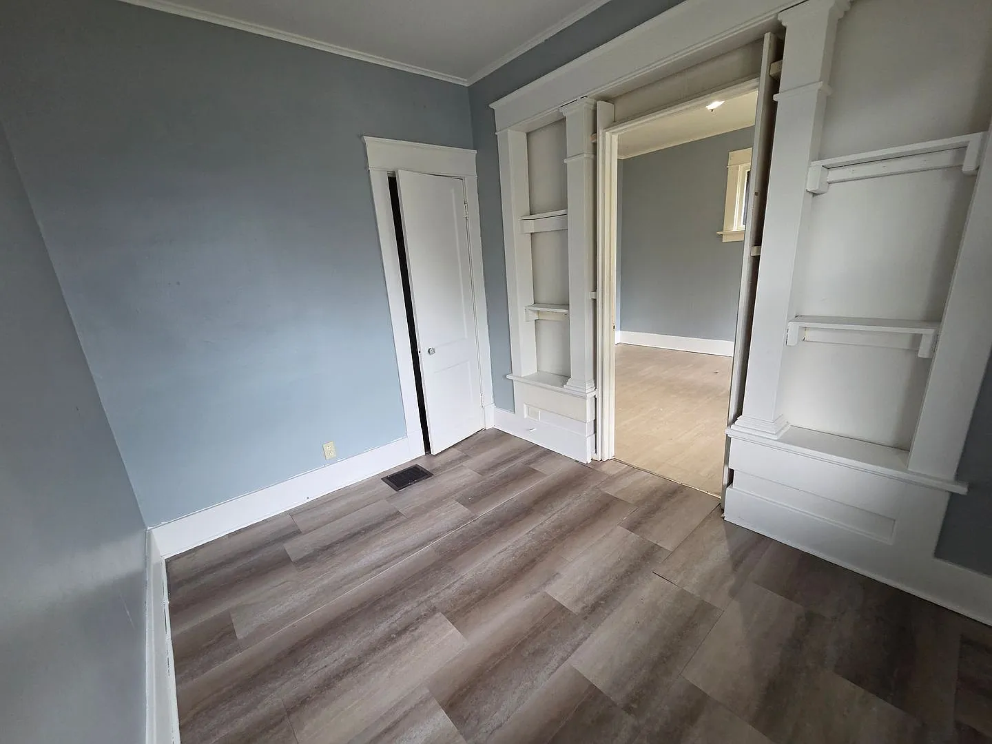 Lower 3 bedroom east side — Photo 3