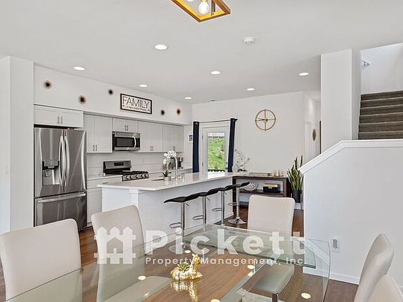 3rd image of 898 Highgarden Dr