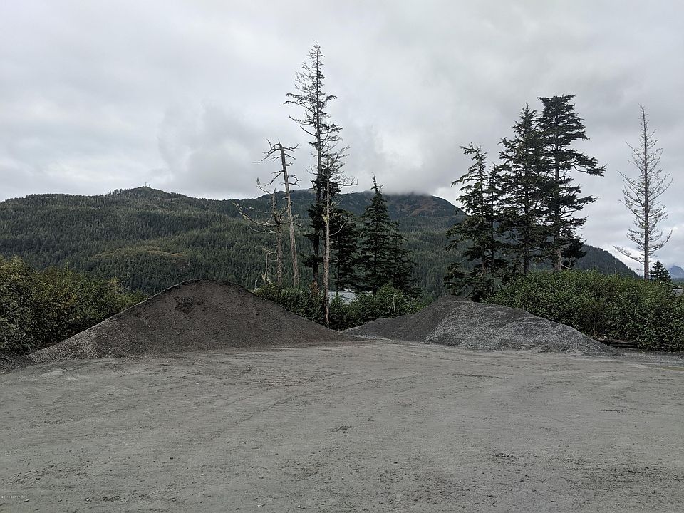 2nd image of 820 Woodland Dr