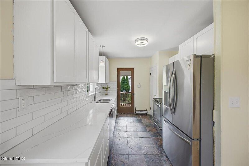 5th image of 182 Roweland Avenue