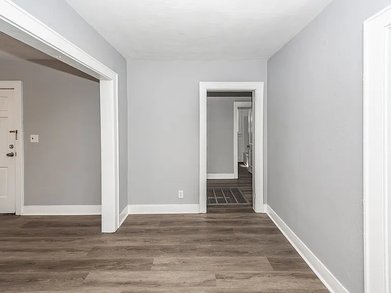 2620 Woodlawn Ave — Photo 9