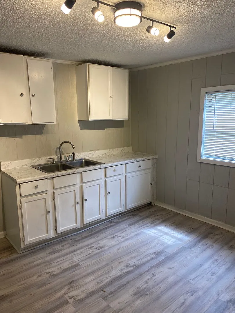 2 Bedroom 1 bath Large backyard as is immediate move in — Photo 4
