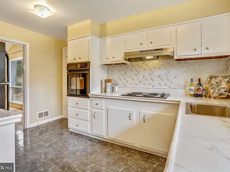6048 Rossmore Dr — Photo 7