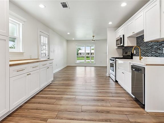 5th image of 112 Carmen Dr