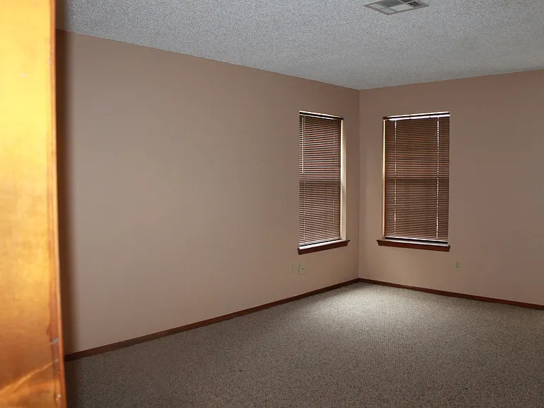 1120 Tall Oaks Dr — Photo 2