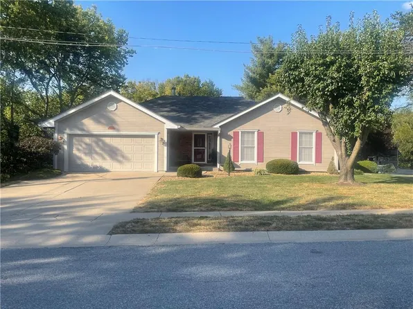 3008 Lakeview Ct, Leavenworth, KS 66048