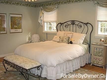 large 2nd bedroom - wood floors throughout
all bedrooms