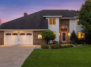 895 Mendakota Ct, Mendota Heights, MN 55120